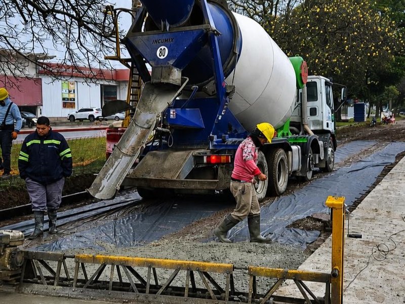 Avanza la pavimentación de la nueva colectora sobre Avenida Perón