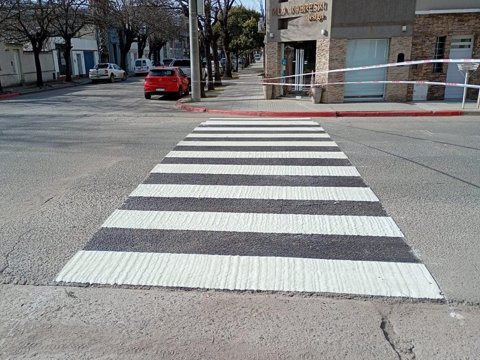 El municipio avanza con la demarcación de sendas peatonales con pintura termoplástica en el centro