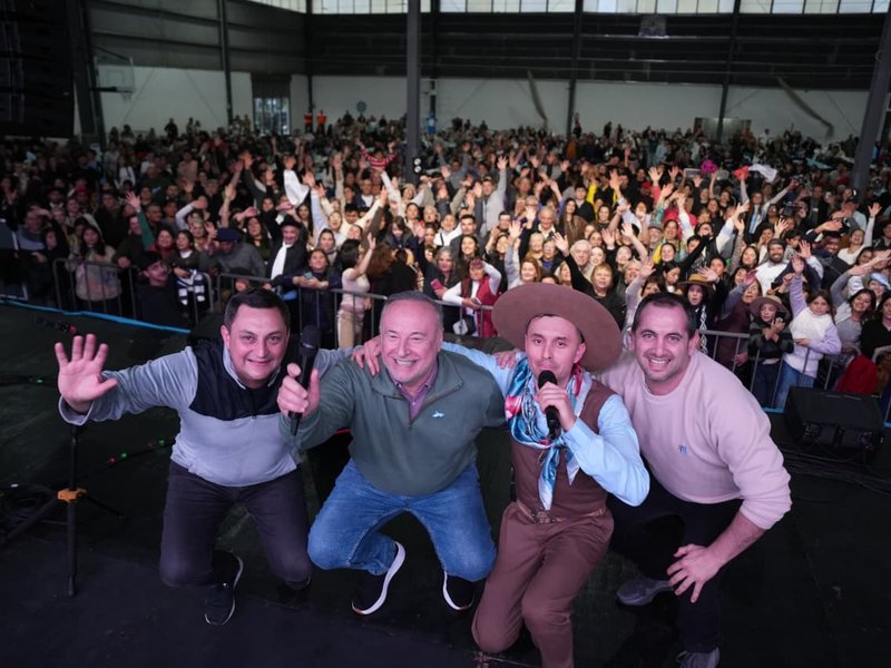 Paquito Ocaño cerró la gran peña folklórica por el Día de la Independencia en un Salón Bomarraca colmado