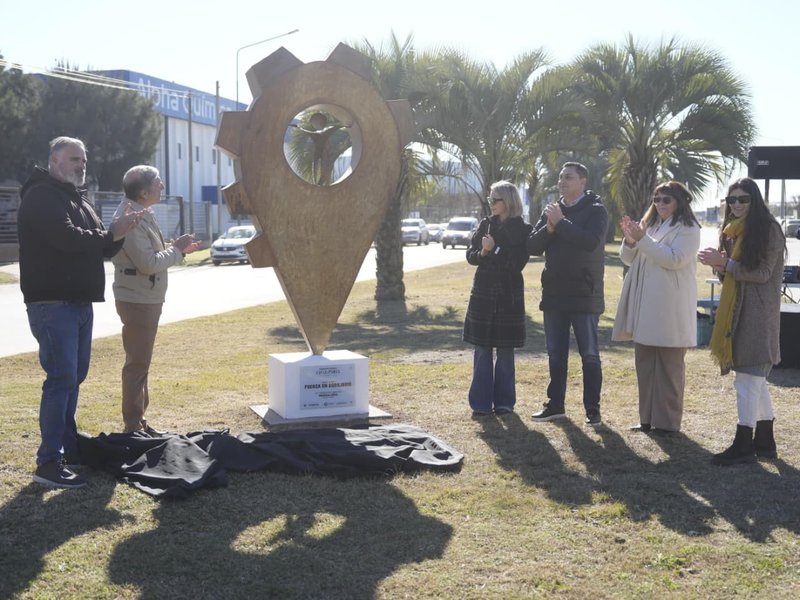 El municipio emplazó una nueva escultura del eje “Industria” en el Parque Industrial