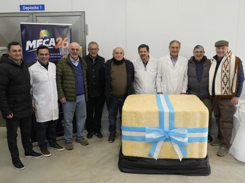 El intendente Accastello acompañó la presentación del “Queso gigante solidario” que será uno de los atractivos de la MECA 2026