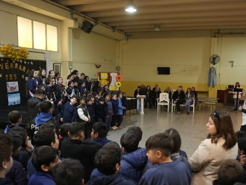 Parque Norte: Accastello participó del 155° aniversario de la escuela Agustín Álvarez y entregó tres calefactores para la institución