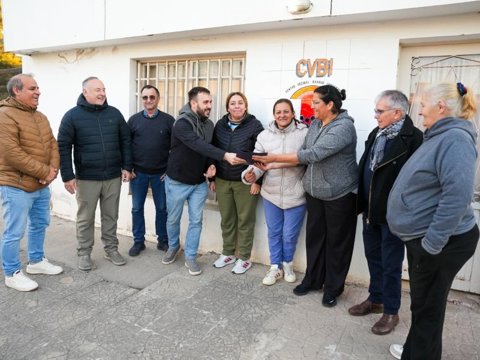 Accastello visitó el Centro Vecinal de Barrio Industrial y entregó un aporte para mejorar su sede