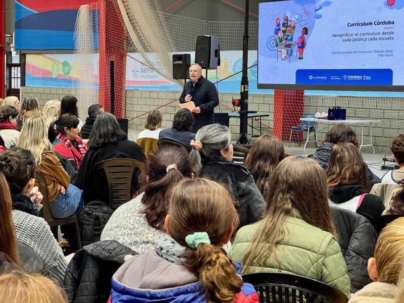 Accastello acompañó la quinta jornada de formación situada que reunió a más de 600 docentes de los niveles inicial y primario en el salón de los deportes