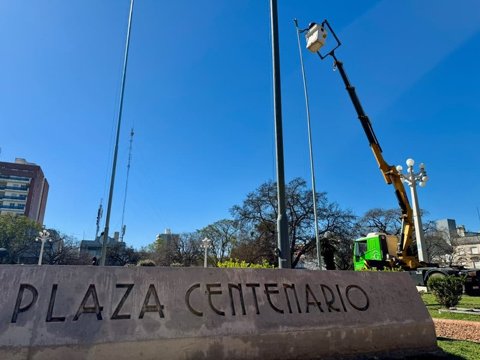 Plaza Centenario: el municipio trabaja en la reparación de dos mástiles afectados por los fuertes vientos
