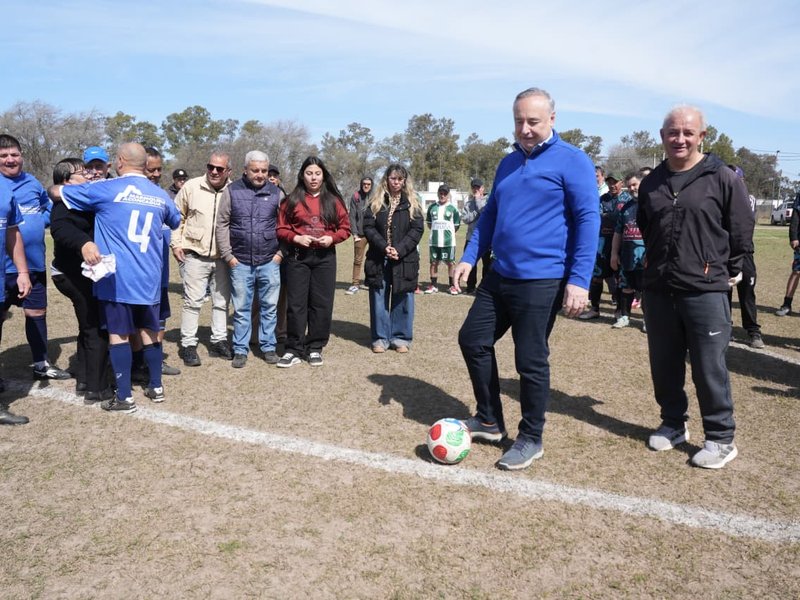 El intendente Accastello dio el puntapié inicial del Campeonato Clausura de “Fútbol Amistad”
