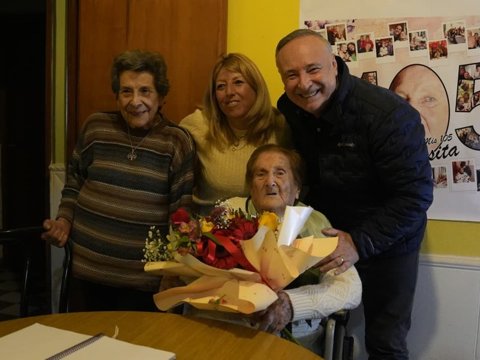 Accastello saludó a Rosita Calderón, vecina de barrio General Paz, por sus 105 años