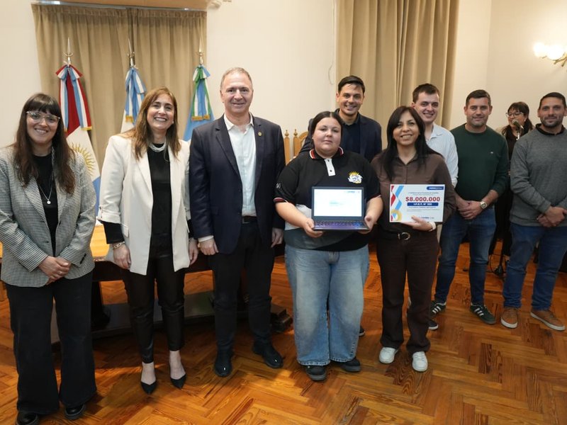 Escuelas de Villa María y el departamento recibieron equipamiento para fortalecer la enseñanza de inglés y tecnología