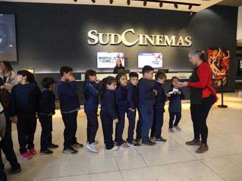 Con traslado y entradas gratuitas, niños, niñas y jóvenes de 32 instituciones participan de la maratón de cine