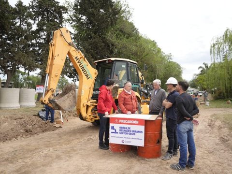 Accastello recorrió la obra hidráulica que se desarrolla en barrio Las Acacias