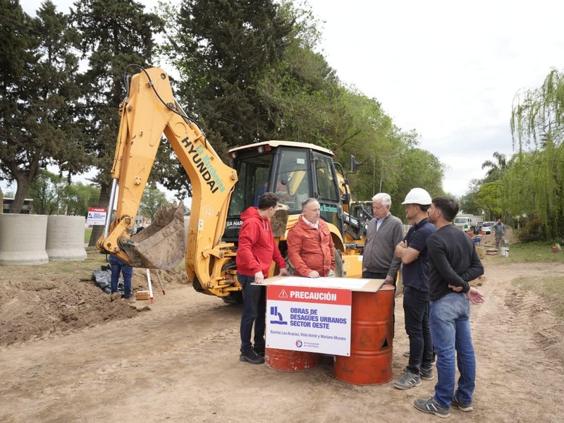 Accastello recorrió la obra hidráulica que se desarrolla en barrio Las Acacias