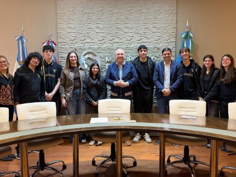 El intendente Accastello recibió a estudiantes de la Escuela Bernardino Rivadavia en el marco de sus pasantías profesionalizantes
