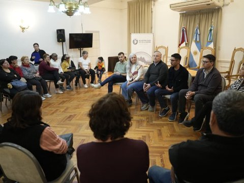 El municipio entregó un aporte para que 20 vecinos puedan viajar a Córdoba y acceder a tratamientos oftalmológicos