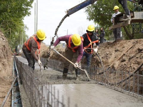 Comenzó el hormigonado del nuevo canal a cielo abierto en barrio Las Acacias