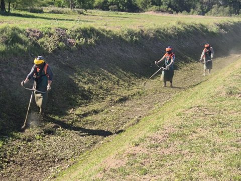 El municipio y la Cooperativa 15 de Mayo avanzan con la limpieza de canales pluviales