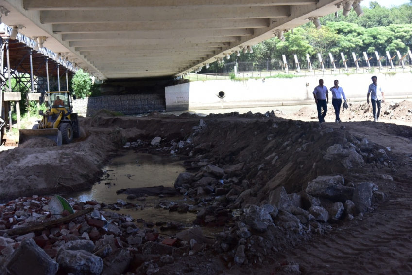 Villa María: En el viejo puente Vélez Sarsfield, trabajan para desviar el curso del río e iniciar la reconstrucción de los pilotes