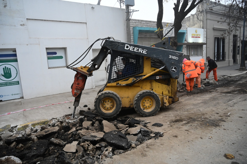 Villa María: El municipio continúa las labores de repavimentación de dársenas en calle Santa Fe