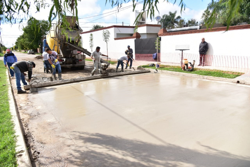 Villa María: Pavimentan los primeros 150 metros en calle Lanín, en barrio Mariano Moreno