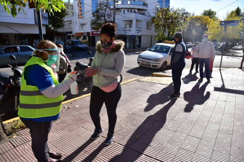 Villa María: Agentes municipales asisten en sucursales bancarias y Correo Argentino en el dispositivo por el cobro del Ingreso Familiar