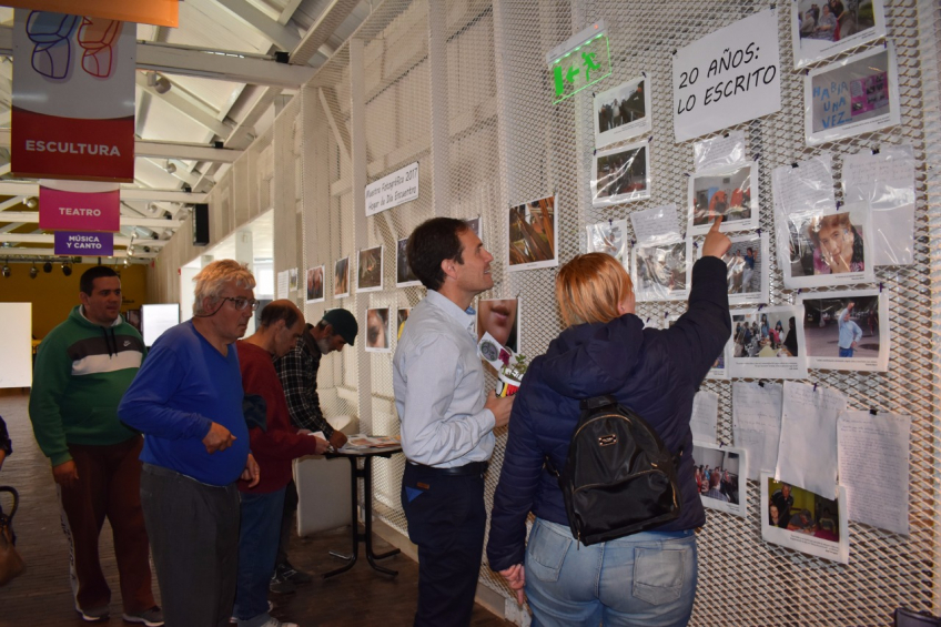 Villa María: Los jóvenes y adultos del Hogar de Día Encuentro son parte del #ViveYSiente con una muestra fotográfica y producciones de los talleres