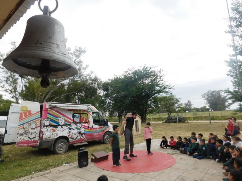 Villa María: En el cierre del año, el Bibliomóvil llegó a los chicos y chicas de 28 escuelas rurales de la región