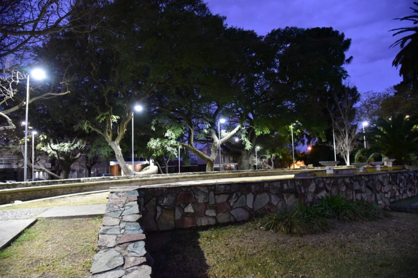 Villa María: Con seis nuevas columnas led, el municipio renovó la iluminación en la explanada superior de la plaza San Martín   