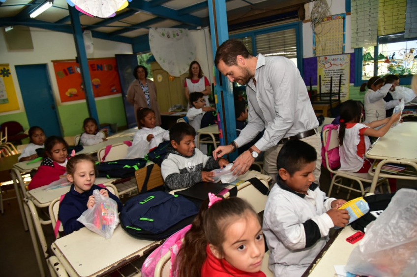 Villa María: El intendente entregó kits escolares en la escuela rural Fray Chianea