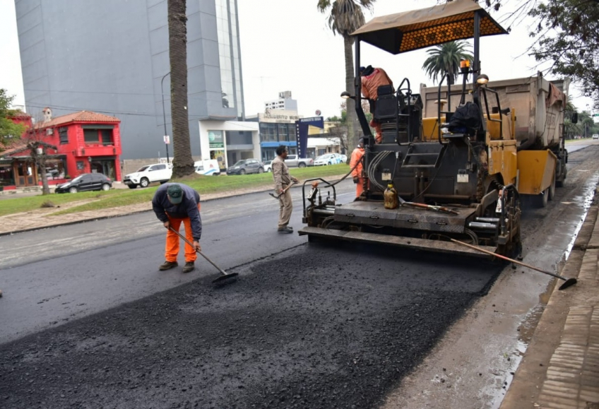Villa María: Colocan la carpeta de asfalto en bulevar Alvear desde calle Entre Ríos hasta Corrientes