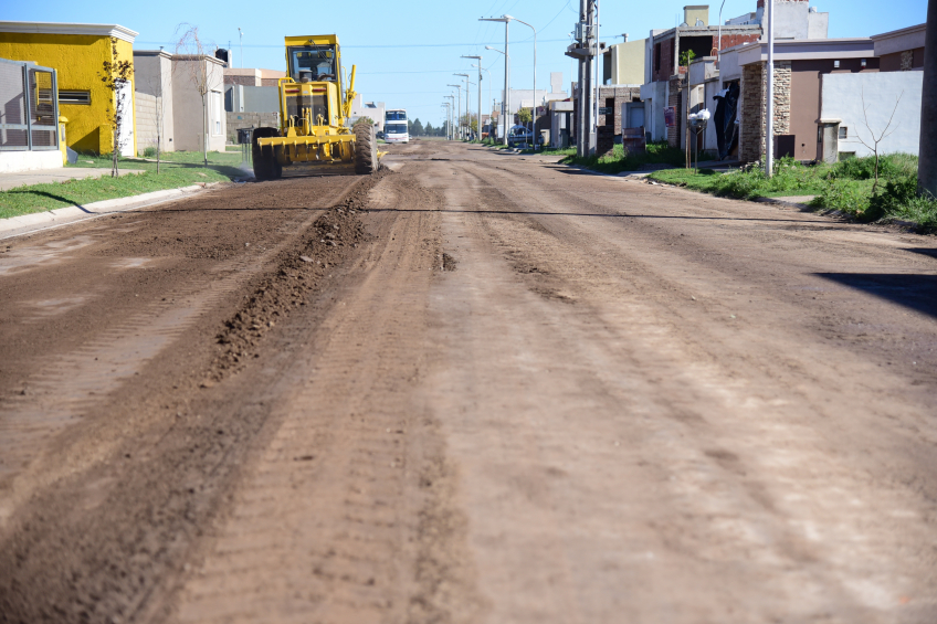 Villa María: Trabajadores de Corralón municipal realizan arreglo de calles en barrio Ramón Carrillo   