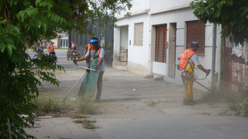 Villa María: El municipio continúa con el operativo de limpieza en el centro y barrios de la ciudad
