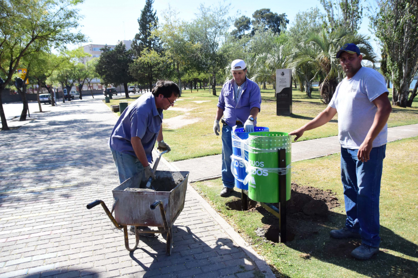 Villa María: Instalaron 22 nuevos cestos de recolección diferenciada en barrios Santa Ana y Sarmiento y continúa la colocación en otros sectores