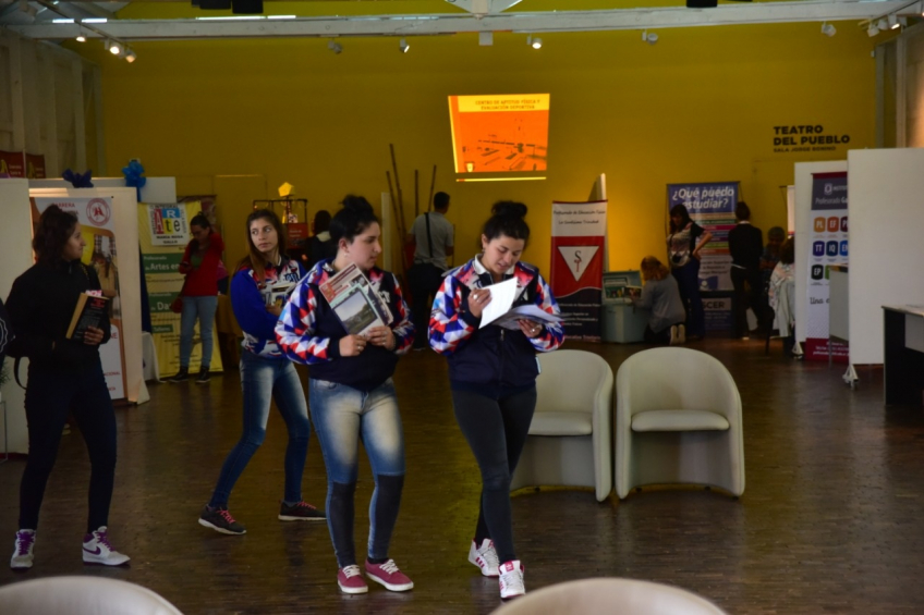 Villa María: Chicos y chicas de escuelas secundarias de Villa María y la región recorrieron la Feria de Ofertas Educativas