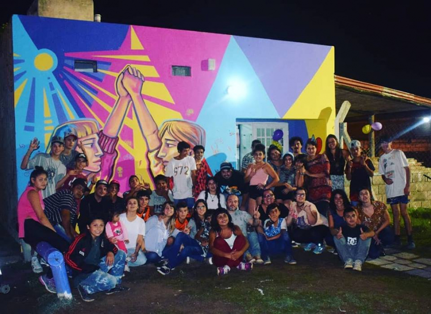 Villa María: Los chicos del Nuevas Oportunidades festejaron los 11 años renovando el mural de la fachada