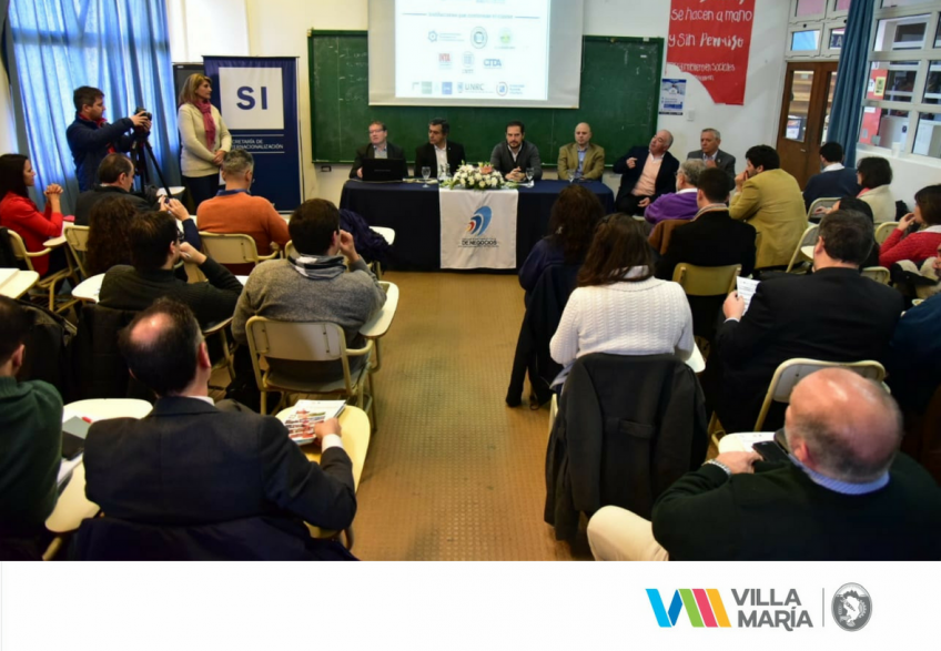 Villa María: Gill disertó sobre las experiencias asociativas de desarrollo