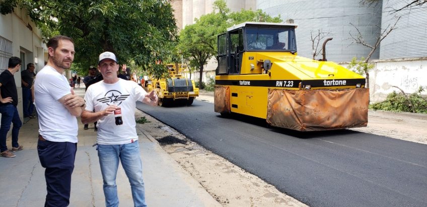 Villa María: Comenzó el asfaltado en calle Alem, sobre media calzada entre bulevar Vélez Sarsfield y calle Salta