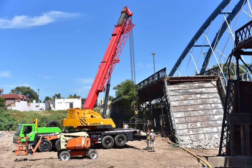 Villa María: Para recuperarlos integralmente, remueven los tableros caídos del puente Vélez Sarsfield