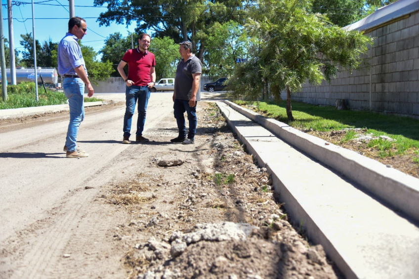 Villa María: En barrio Mariano Moreno, avanza la obra para dotar con cordón cuneta al 100 por ciento de las calles del sector