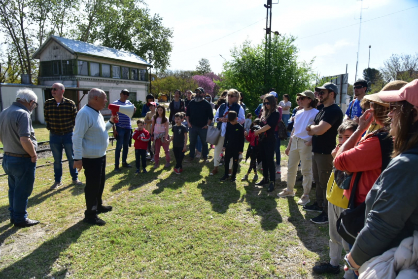 Villa María: Más de 60 vecinos revivieron el trayecto del histórico trencito de barrio Las Playas, para celebrar el tercer cumpleaños del Museo Ferroviario