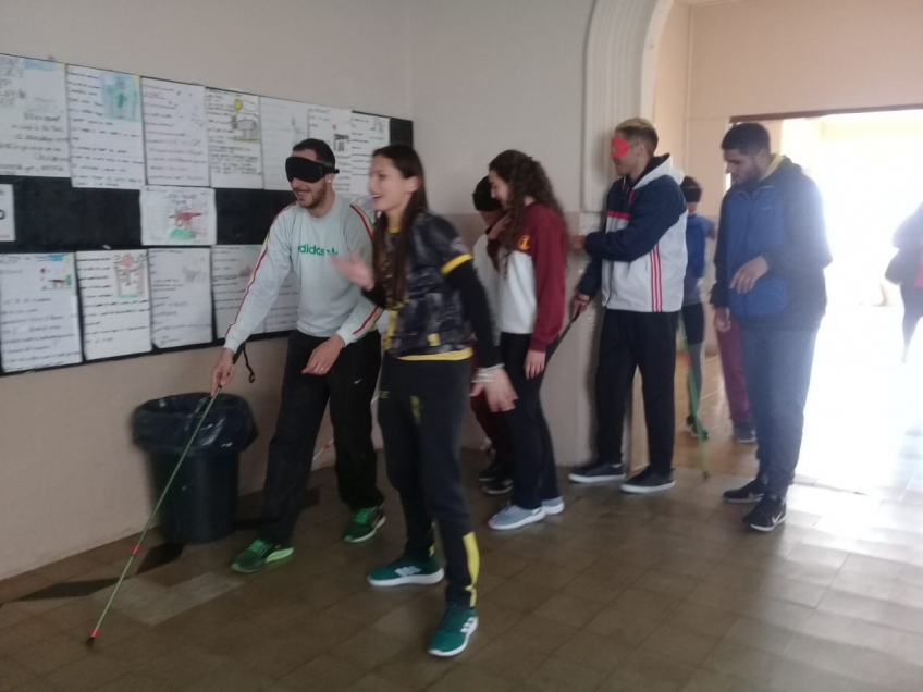 Villa María: Estudiantes de educación física compartieron con los chicos del Elissalde una actividad vivencial con eje en deporte y discapacidad visual