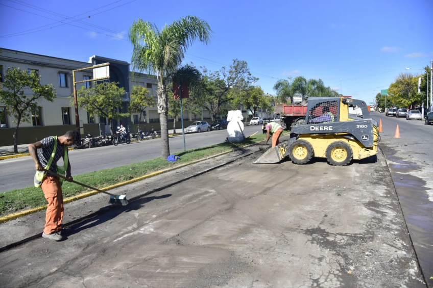Villa María: El municipio realiza obras de bacheo en calle Deán Funes y el tránsito pesado queda parcialmente inhabilitado