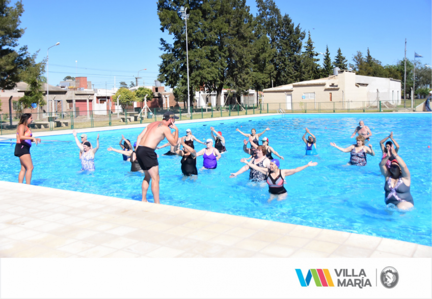 Villa María: En las piletas comunitarias, 150 adultos mayores participan de la colonia de verano con actividades físicas y de recreación