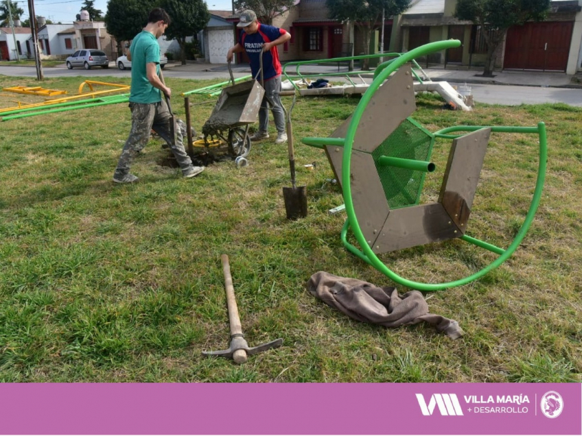 Villa María: Con la colocación de juegos en barrio Mariano Moreno, comenzó la primera etapa del programa Mi Placita