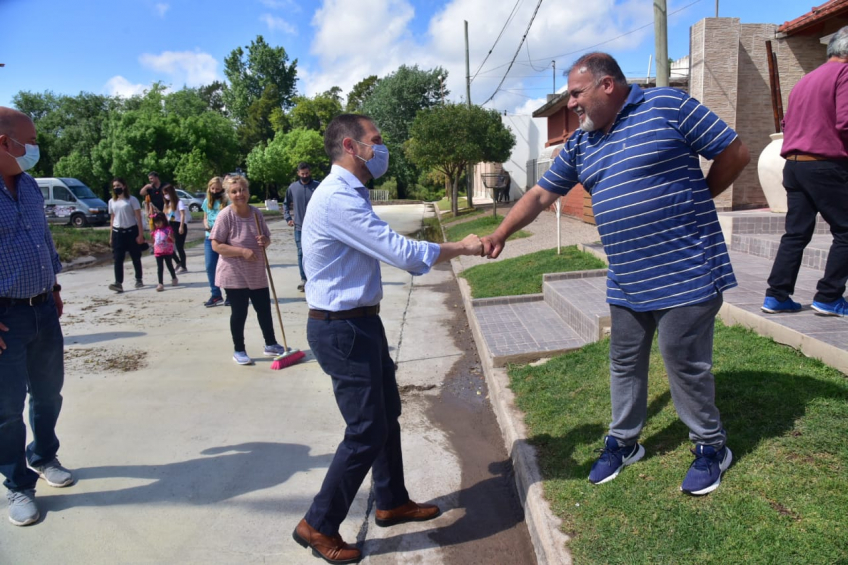 Villa María: Gill dialogó con vecinos y vecinas de calle Calafate, donde el municipio realiza tareas de pavimentación