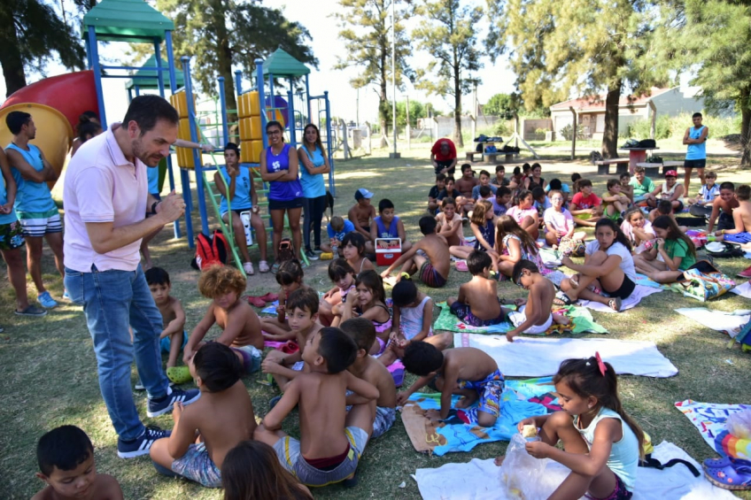 Villa María: El intendente visitó a las niñas y niños que participan de la escuela de verano en la pileta Eva Perón