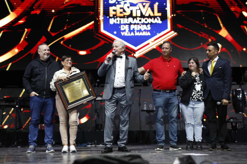 Villa María: El municipio reconoció a Miguel Borsatto por sus 50 años de trayectoria en el festival