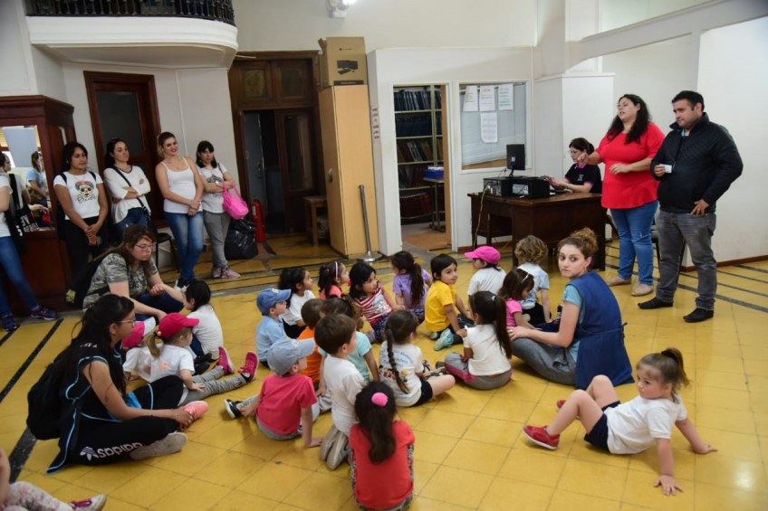 Villa María: Las niñas y niños del jardín Sabattini visitaron el Registro Civil para aprender sobre el derecho a la identidad