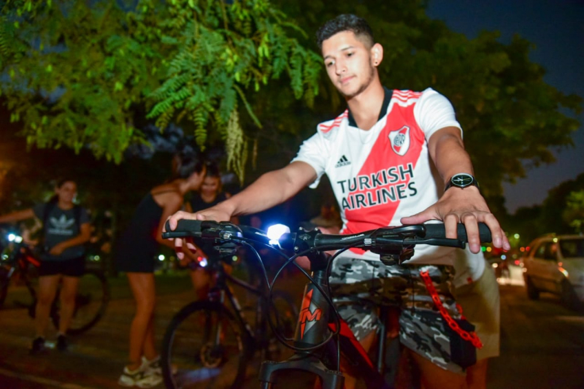 Villa María: Más de un centenar de ciclistas recibieron las luces reglamentarias para sus vehículos