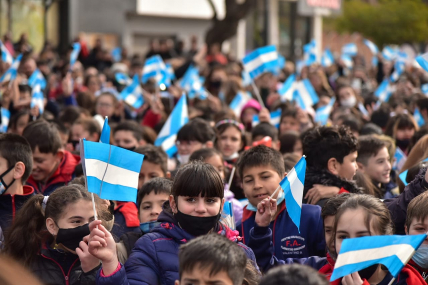 Villa María: Niños y niñas de la ciudad prometieron lealtad a la Bandera en el monumento Héroes de Malvinas