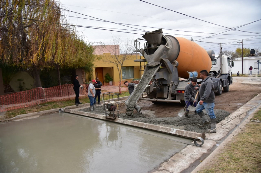 Villa María: En barrio Mariano Moreno, continúan las tareas de pavimentación