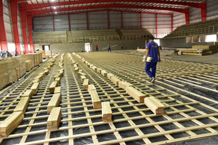 Villa María: Nuevo Salón de los Deportes: Comenzó el armado de la superficie de canchas